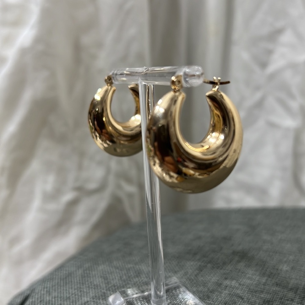NWOT….Chunky Teardrop Round Thick
Hollow 14K Yellow Gold Plated Hoops☑️ - Picture 4 of 4